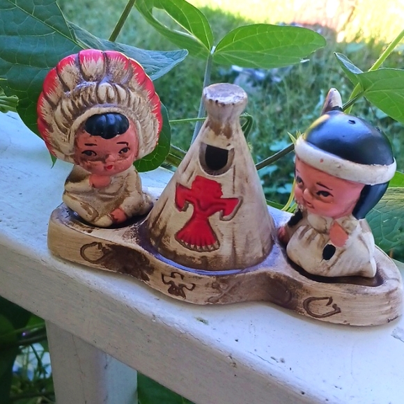 VINTAGE Native American Boy & Girl Teepee Salt & Pepper Shaker Set 3pcs - Picture 1 of 13
